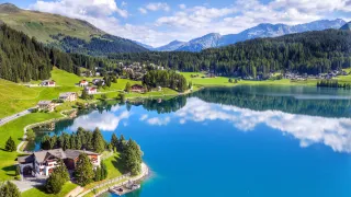 Davoser See_Sommer_Blick von obenMarcelGiger (Foto: Marcel Giger)
